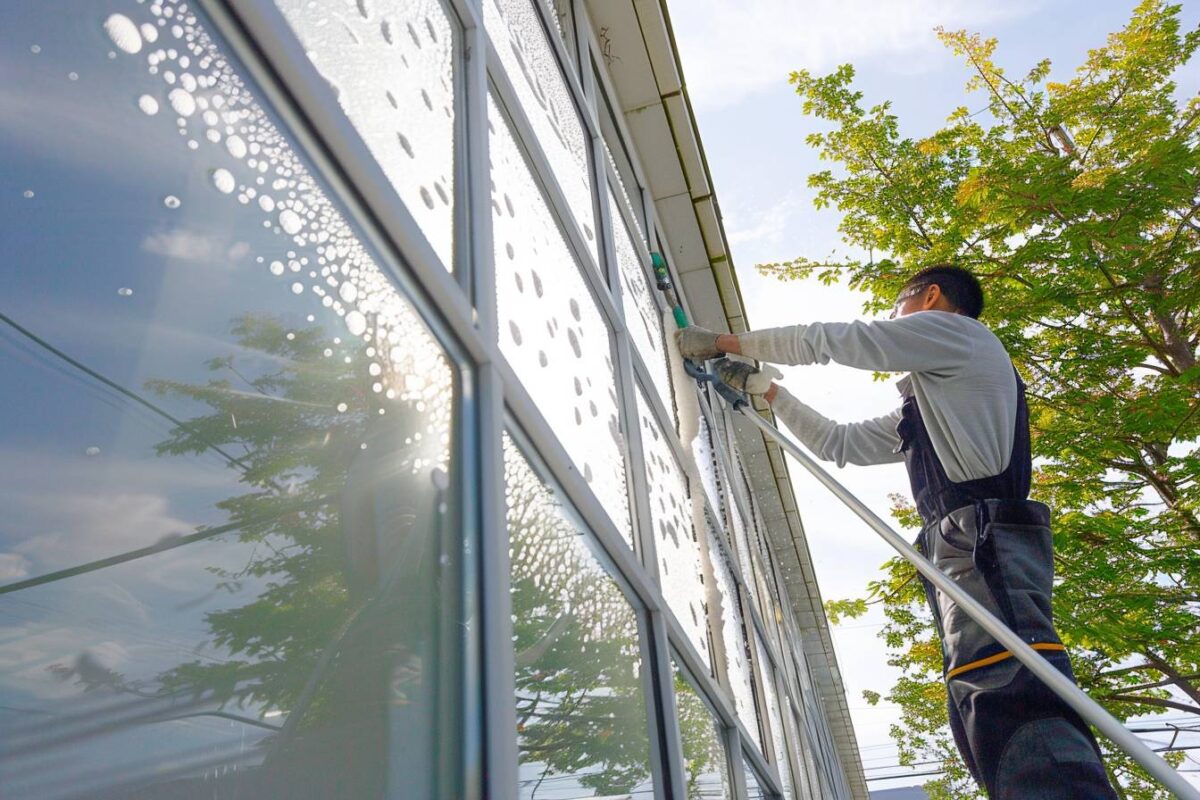 Découvrez les secrets pour nettoyer les vitres extérieures inaccessibles sans efforts ni douleurs